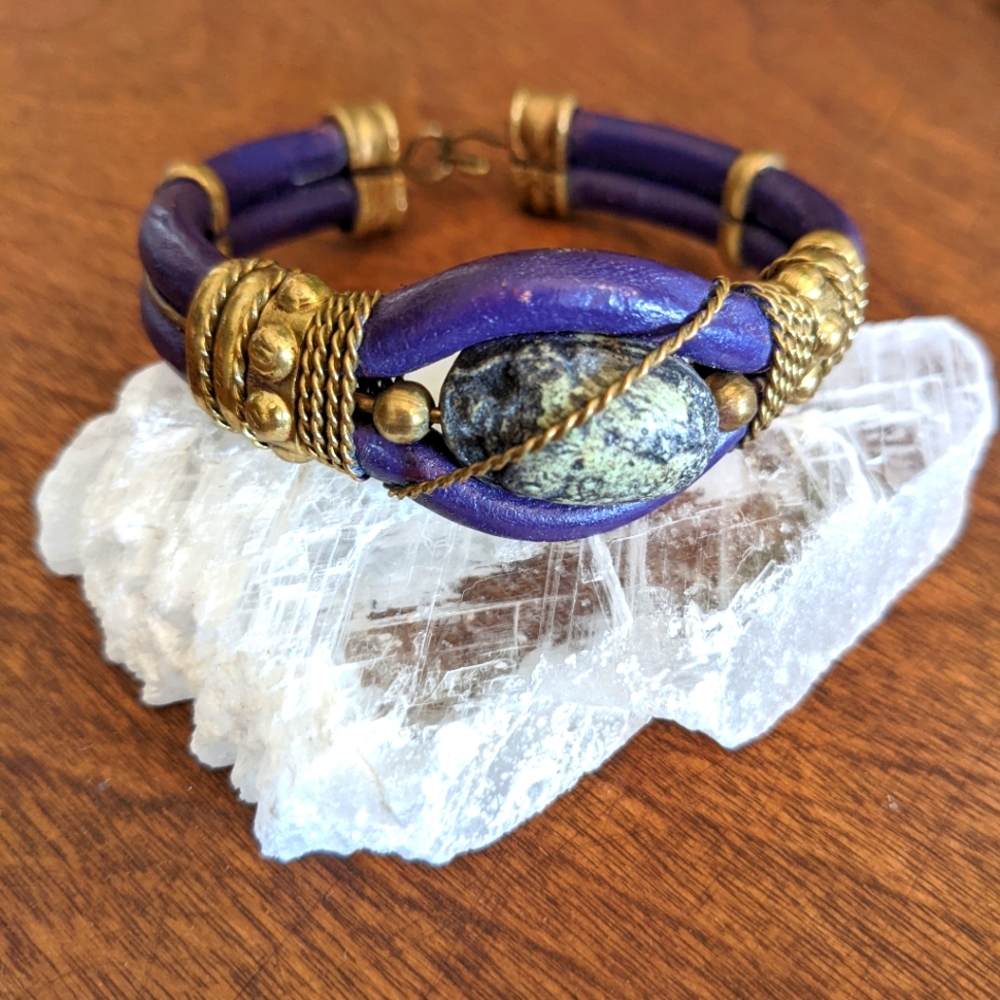 🌞🌞Purple 💜 leather and brass bracelet stone & wire work